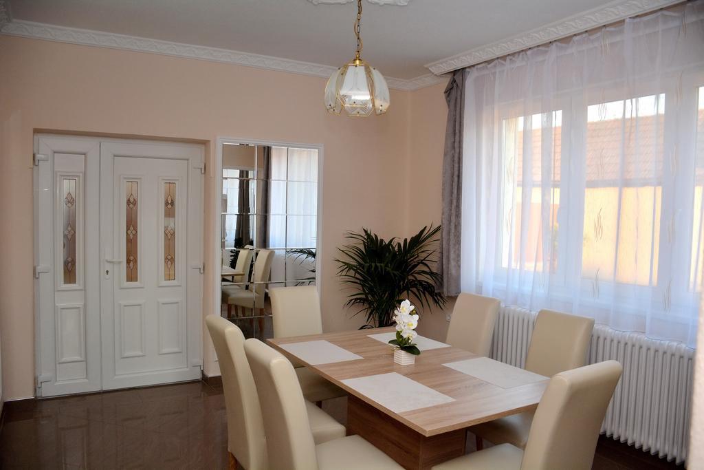 Molnar Vendeghaz Hotel Ujfeherto Екстериор снимка
