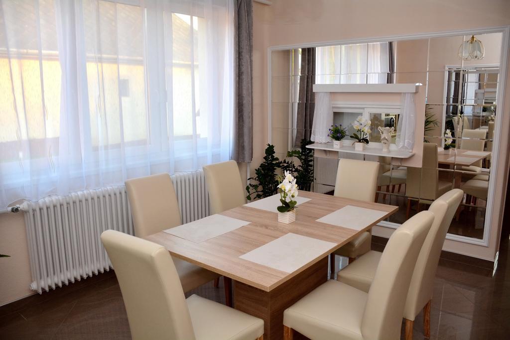 Molnar Vendeghaz Hotel Ujfeherto Екстериор снимка