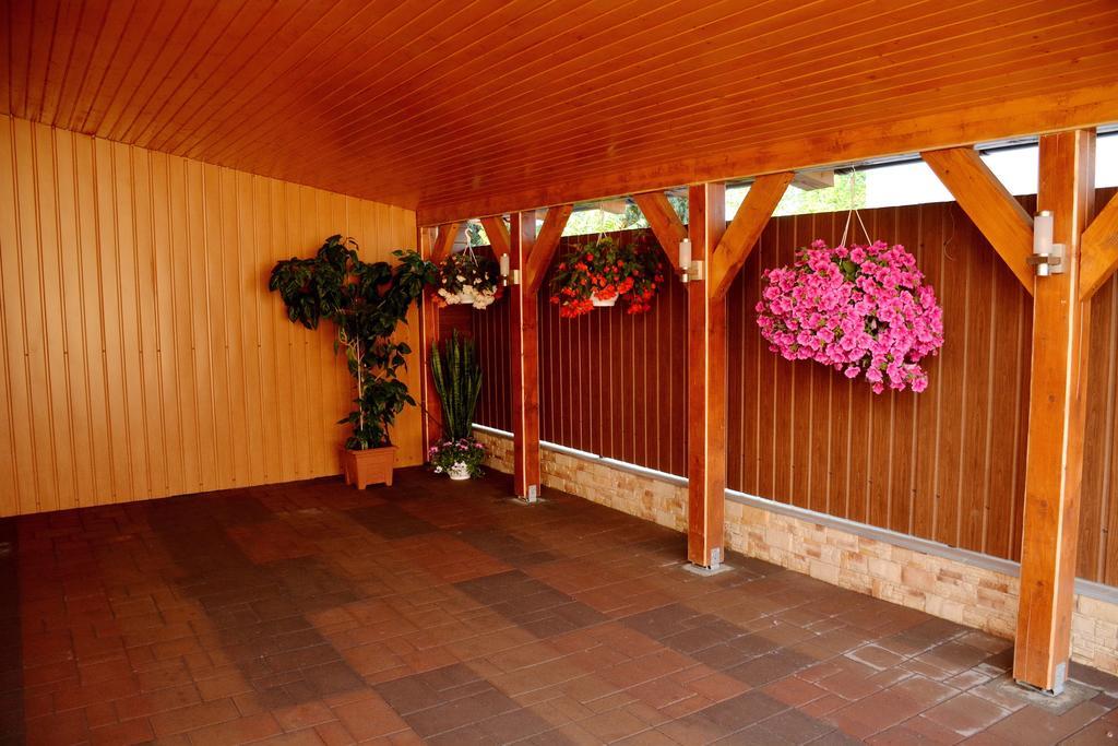Molnar Vendeghaz Hotel Ujfeherto Екстериор снимка